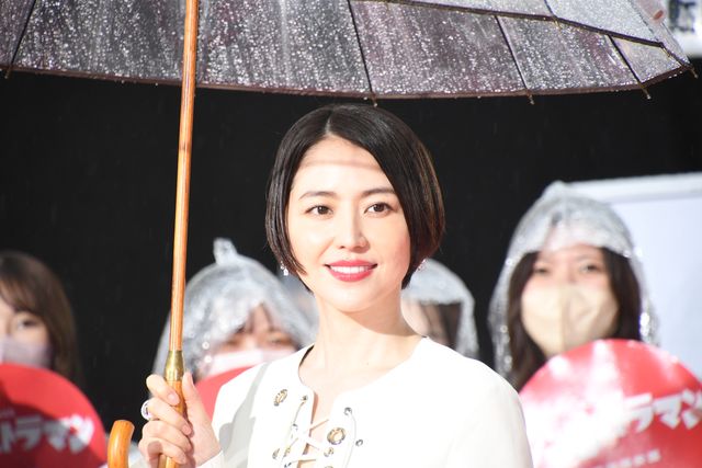 『シン・ウルトラマン』キャストが相合傘でレッドカーペット登場！（3枚目）