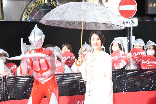『シン・ウルトラマン』キャストが相合傘でレッドカーペット登場！（4枚目）