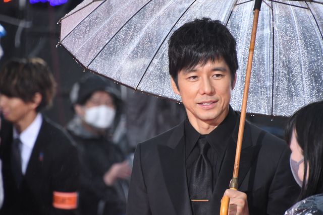 『シン・ウルトラマン』キャストが相合傘でレッドカーペット登場！（5枚目）