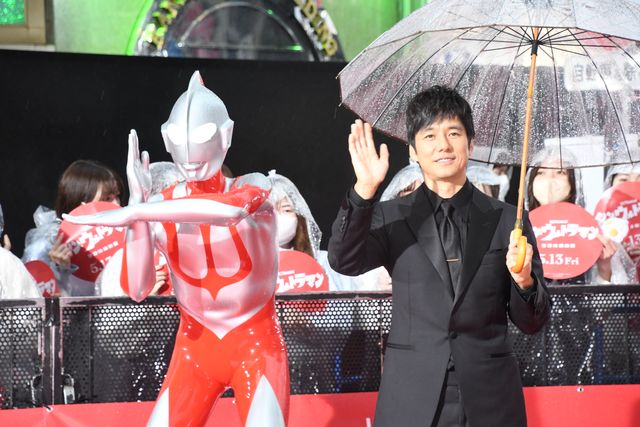 『シン・ウルトラマン』キャストが相合傘でレッドカーペット登場！（6枚目）