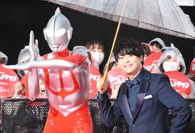 『シン・ウルトラマン』キャストが相合傘でレッドカーペット登場！（7枚目）