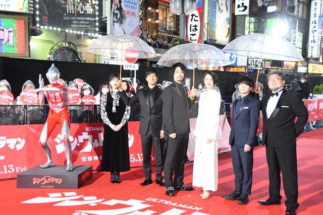 『シン・ウルトラマン』キャストが相合傘でレッドカーペット登場！（13枚目）
