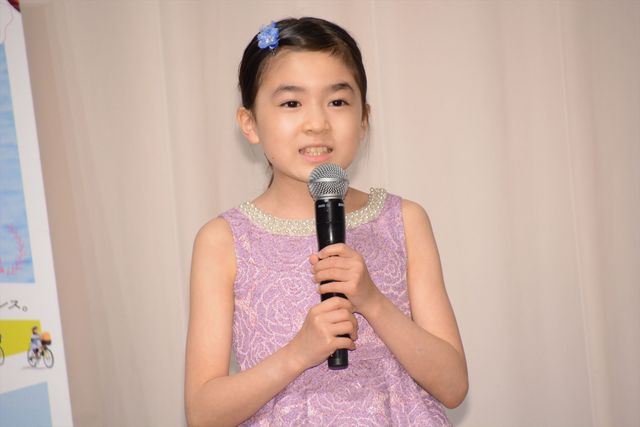 愛くるしい新津ちせ、キュートなドレスで登場！：フォトギャラリー