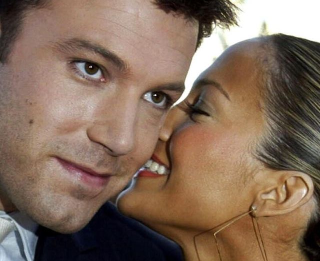 14日付の米紙ニューヨーク・ポストに米歌手・俳優のジェニファー・ロペス(51)と俳優ベン・アフレック(48)のキスシーンを撮ったパパラッチ写真が掲載され、うわさされている約20年ぶりの復縁説が現実味を増している。ロサンゼルスで2003年2月撮影