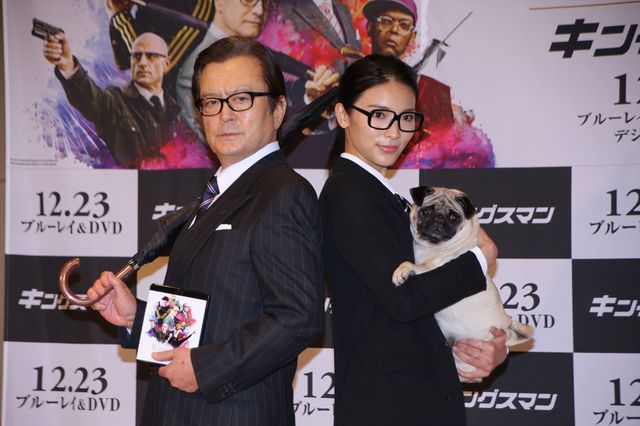 困り顔のパグが超絶キュート！秋元才加＆愛犬2ショット：フォトギャラリー