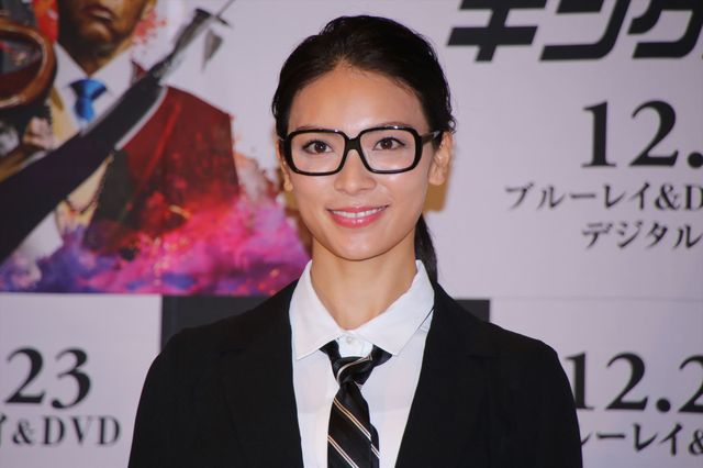 困り顔のパグが超絶キュート！秋元才加＆愛犬2ショット（4枚目）