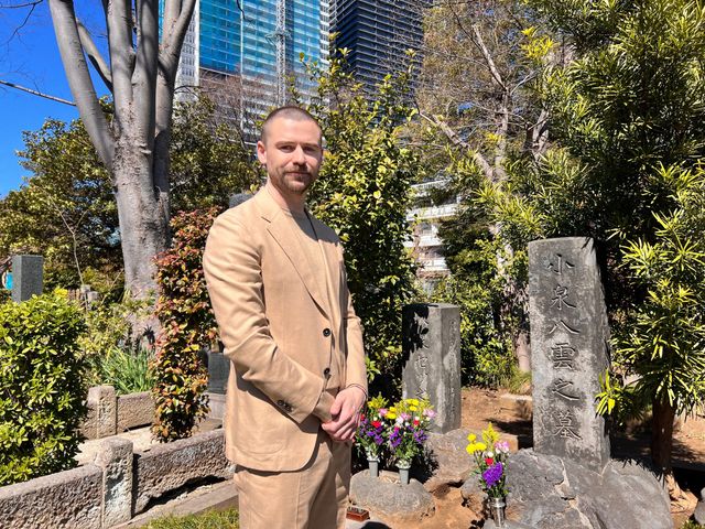 小泉八雲と小泉家の墓をお参りしたトミー・バストウ