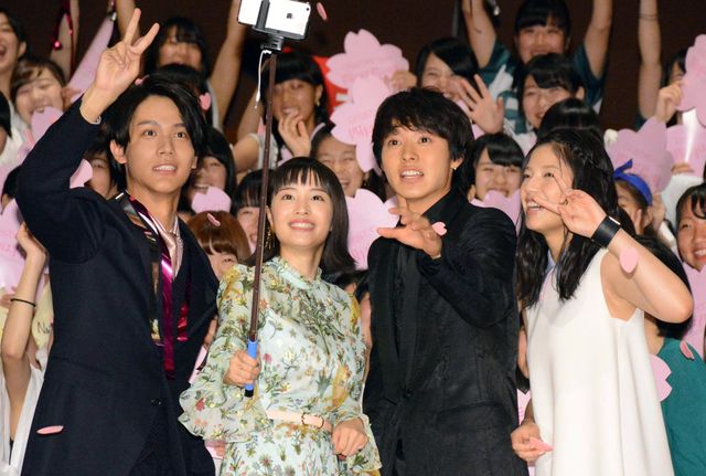 広瀬すず、山崎賢人をスーパースペシャル無敵系人類に任命!映画『四月は君の嘘』完成披露試写会フォトギャラリー