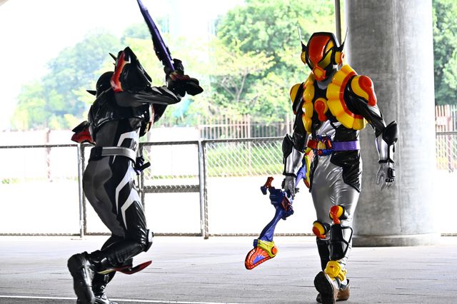 黒いガヴが襲いかかる…「仮面ライダーガヴ」第21話場面カット（4枚目）