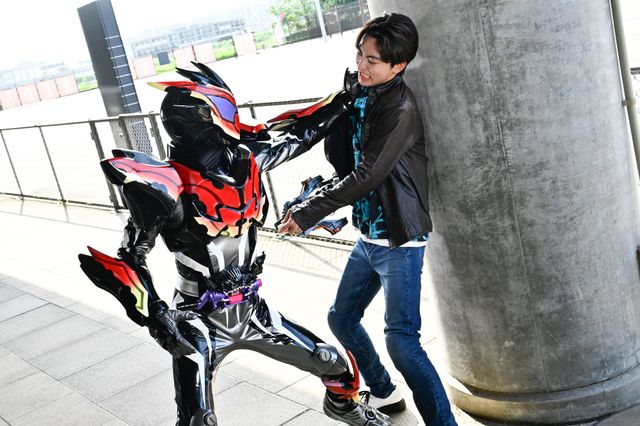 黒いガヴが襲いかかる…「仮面ライダーガヴ」第21話場面カット（5枚目）
