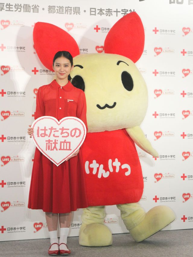 真っ赤なワンピース！武井咲フォトギャラリー：フォトギャラリー