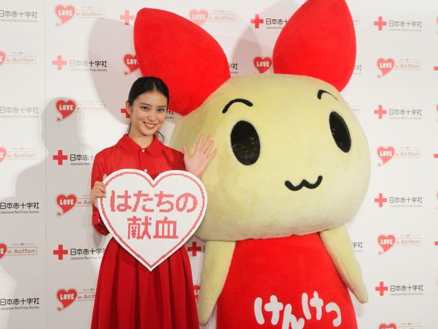 真っ赤なワンピース！武井咲フォトギャラリー（2枚目）