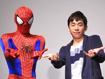 登壇したスパイダーマンと織田信成