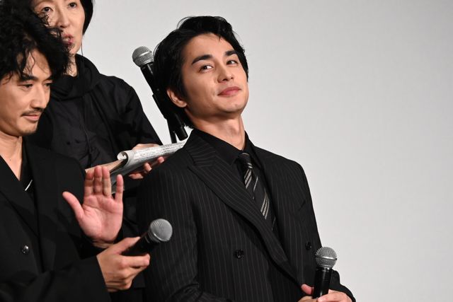 広瀬すず＆瀧内公美、黒ドレスで美の競演！妻夫木聡主演『宝島』東京プレミア舞台あいさつ（16枚目）