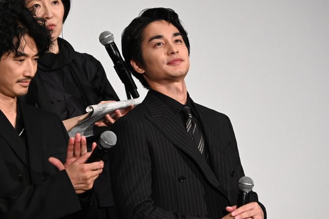 広瀬すず＆瀧内公美、黒ドレスで美の競演！妻夫木聡主演『宝島』東京プレミア舞台あいさつ（17枚目）