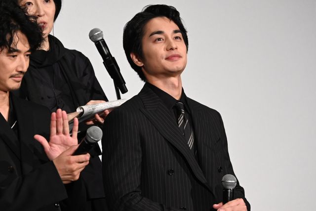 広瀬すず＆瀧内公美、黒ドレスで美の競演！妻夫木聡主演『宝島』東京プレミア舞台あいさつ（18枚目）