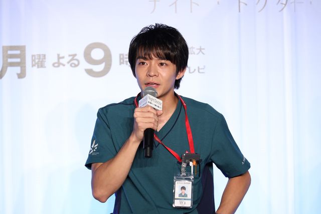 波瑠に花束とバースデーケーキのサプライズ！ドラマ「ナイト・ドクター」リモート記者発表会（4枚目）