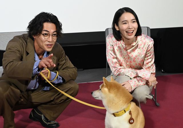 大東駿介、飯豊まりえ、柴犬の「のこ」