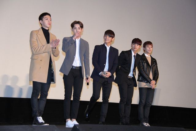 MYNAMEがファンをハグ！　映画『新大久保物語』の初日舞台あいさつフォトギャラリー（2枚目）