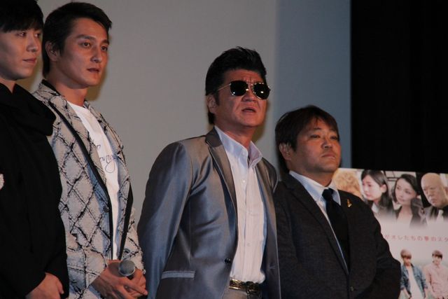 MYNAMEがファンをハグ！　映画『新大久保物語』の初日舞台あいさつフォトギャラリー（4枚目）