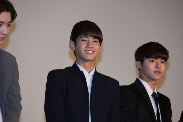 MYNAMEがファンをハグ！　映画『新大久保物語』の初日舞台あいさつフォトギャラリー（5枚目）