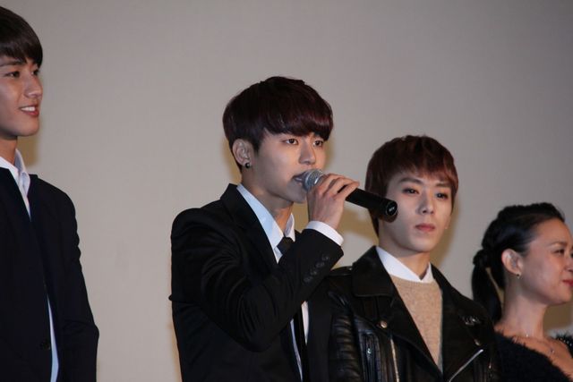 MYNAMEがファンをハグ！　映画『新大久保物語』の初日舞台あいさつフォトギャラリー（6枚目）