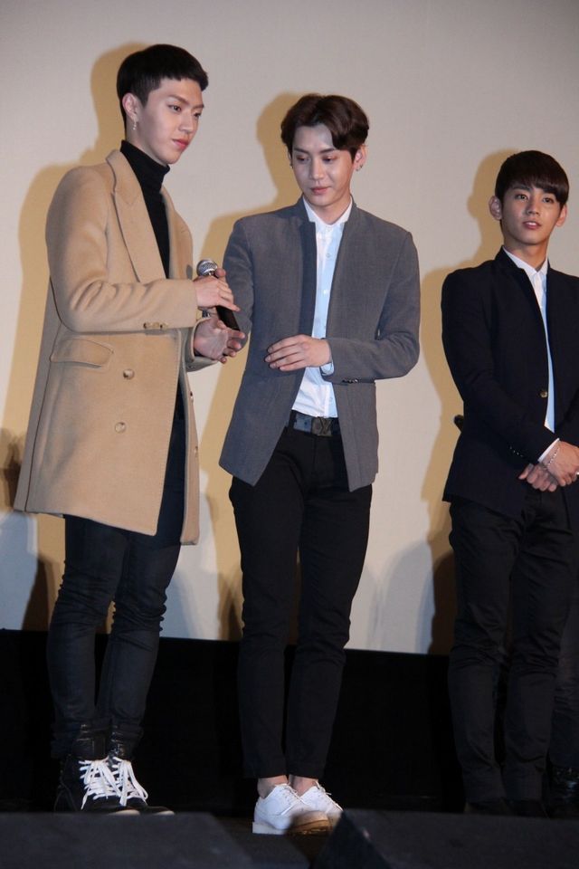 MYNAMEがファンをハグ！　映画『新大久保物語』の初日舞台あいさつフォトギャラリー（7枚目）