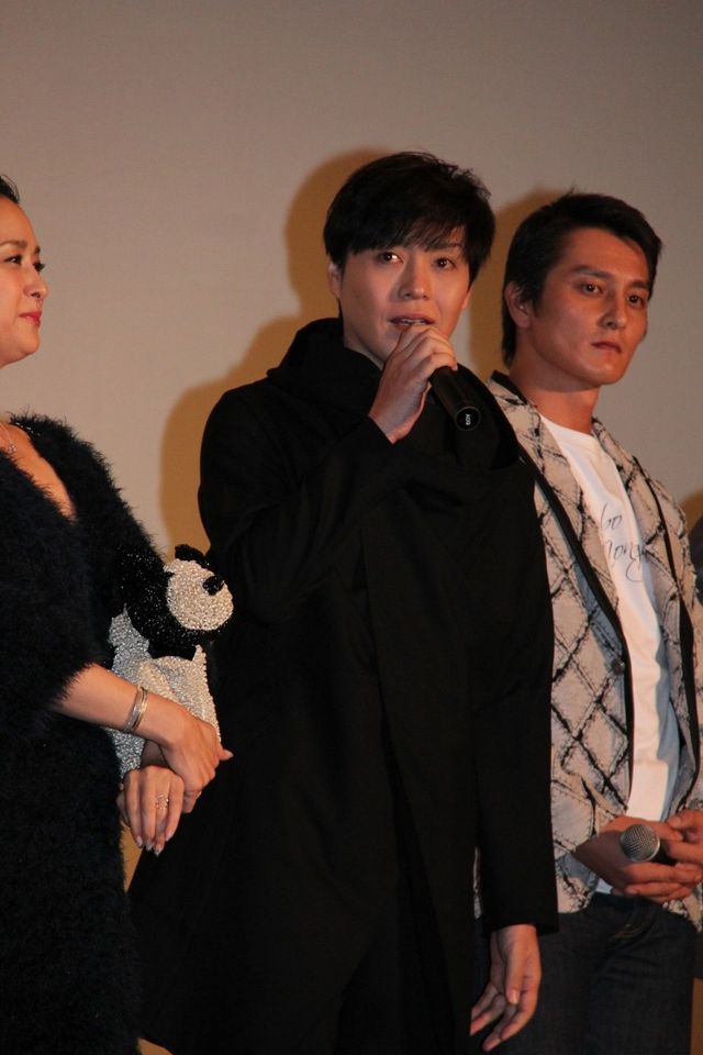 MYNAMEがファンをハグ！　映画『新大久保物語』の初日舞台あいさつフォトギャラリー（14枚目）