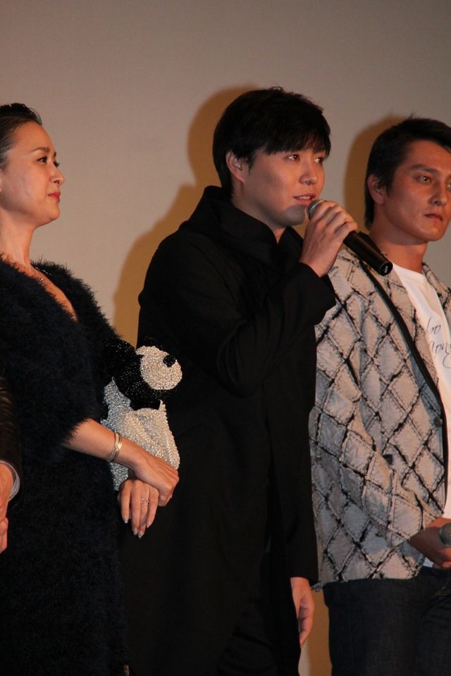 MYNAMEがファンをハグ！　映画『新大久保物語』の初日舞台あいさつフォトギャラリー（15枚目）