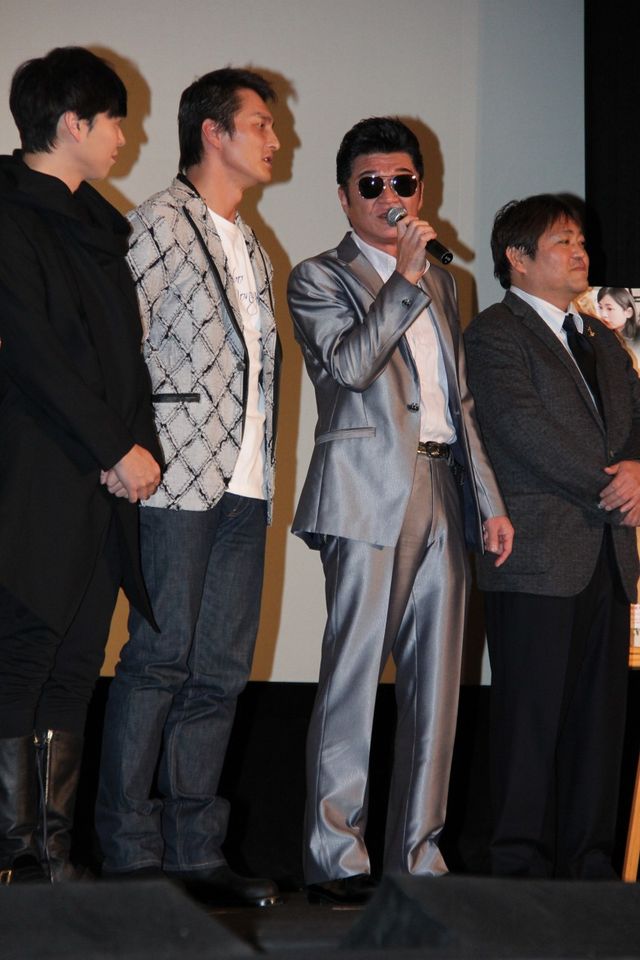 MYNAMEがファンをハグ！　映画『新大久保物語』の初日舞台あいさつフォトギャラリー（17枚目）