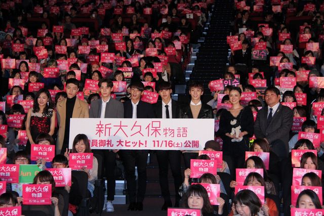 MYNAMEがファンをハグ！　映画『新大久保物語』の初日舞台あいさつフォトギャラリー（20枚目）