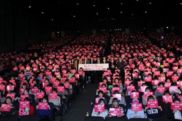 MYNAMEがファンをハグ！　映画『新大久保物語』の初日舞台あいさつフォトギャラリー（21枚目）