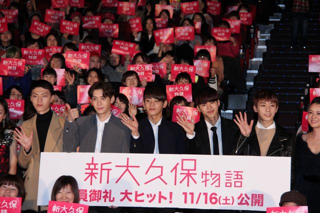 MYNAMEがファンをハグ！　映画『新大久保物語』の初日舞台あいさつフォトギャラリー（22枚目）