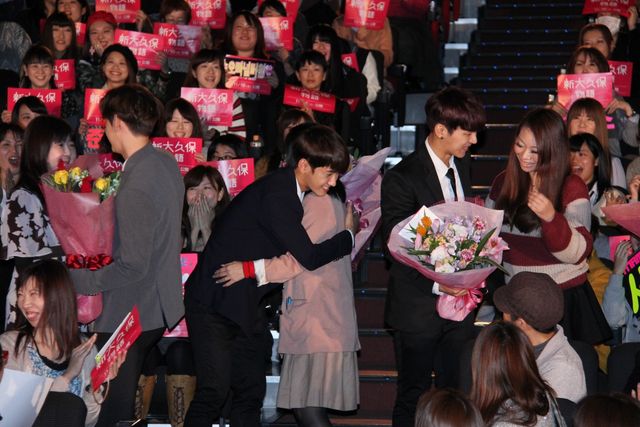 MYNAMEがファンをハグ！　映画『新大久保物語』の初日舞台あいさつフォトギャラリー（24枚目）