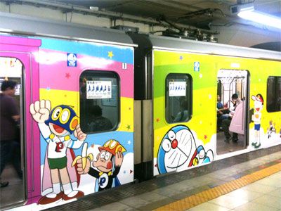 藤子・Ｆ・不二雄氏の漫画キャラクターを車両内外にあしらった小田急の特別電車