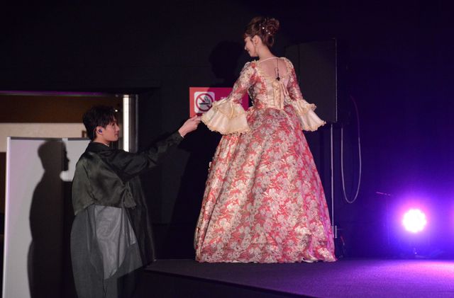 平野綾、美麗ドレスで魅了！加藤和樹と『ベルサイユのばら』劇中歌を生歌唱（14枚目）