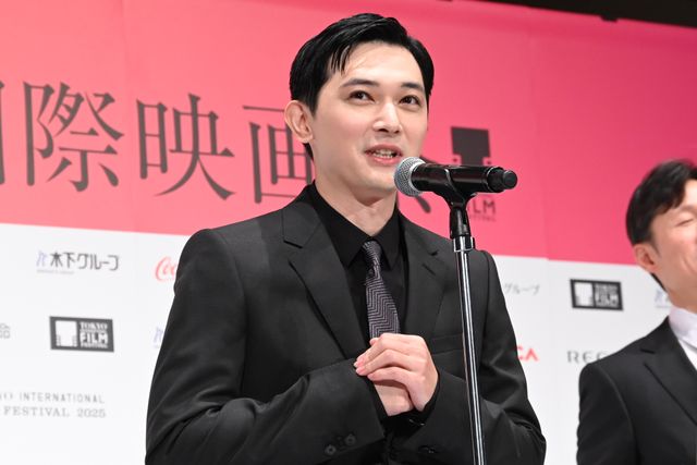 吉沢亮、李相日監督＆クロエ・ジャオ監督を祝福「黒澤明賞」授賞式サプライズ登壇（5枚目）