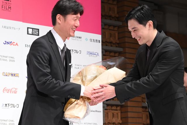 吉沢亮、李相日監督＆クロエ・ジャオ監督を祝福「黒澤明賞」授賞式サプライズ登壇（8枚目）