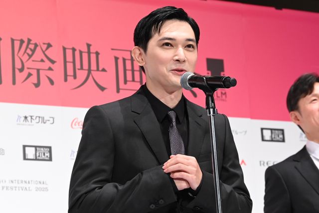 吉沢亮、李相日監督＆クロエ・ジャオ監督を祝福「黒澤明賞」授賞式サプライズ登壇（10枚目）