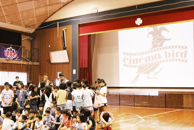 cinema bird in 熊本 2017の前日には、益城町立 津森小学校を訪問し、鉄拳のパラパラ漫画によるアニメーション動画『家族のはなし』を上映。齊藤は2016年6月8日に同小学校で炊き出しを行い、その際に再訪を約束していたという。