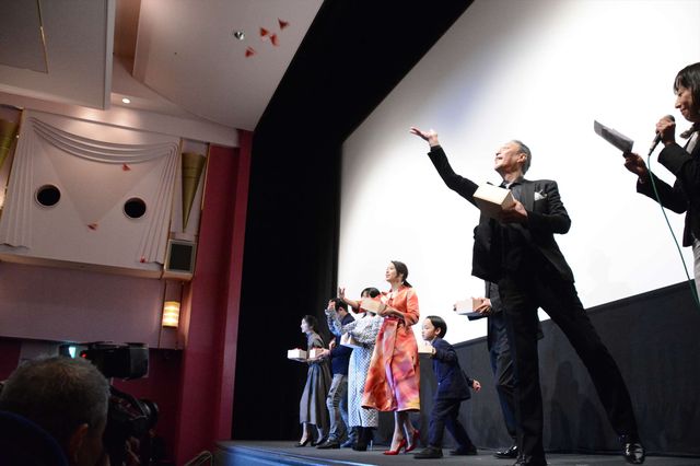 広瀬アリス『巫女っちゃけん。』初日舞台あいさつ（2枚目）