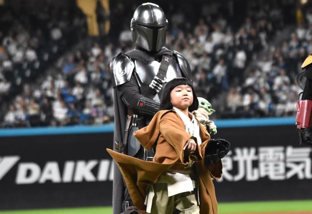 マンダロリアンに見守られながら投球!永尾柚乃