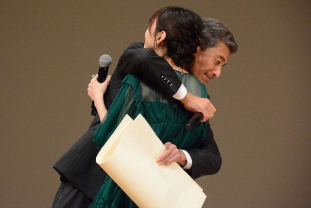 舘ひろし＆新垣結衣“パパムス”コンビ、ブルーリボン賞授賞式で大盛り上がり！（2枚目）