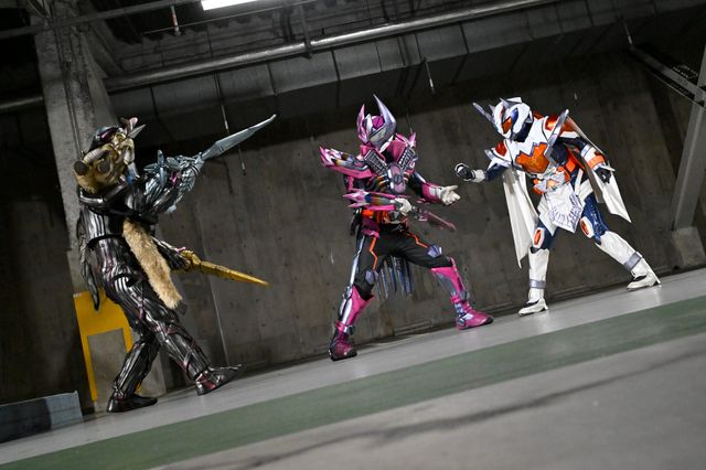 白くなったホッパー1…「仮面ライダーガッチャード」第38話場面カット（3枚目）