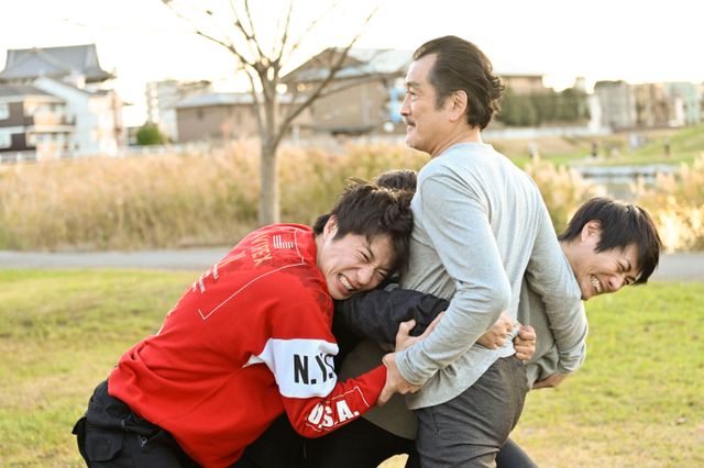 黒澤キャプテンが成瀬をお姫様抱っこ!?「おっさんずラブ-in the sky-」最終回場面写真（3枚目）