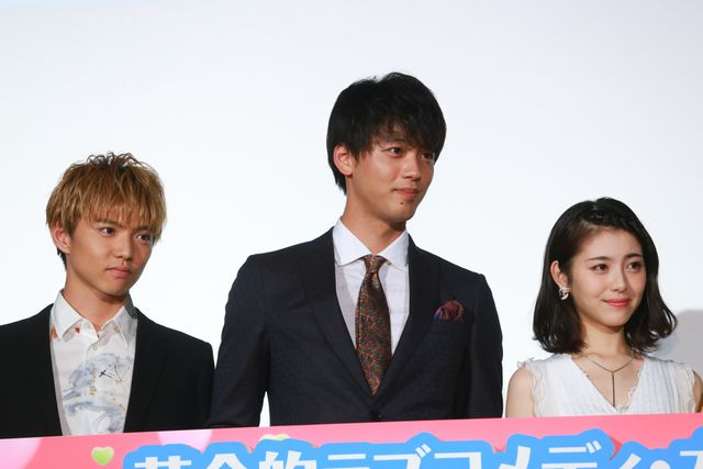 竹内涼真＆浜辺美波＆佐藤大樹ら爽やかに登場！『センセイ君主』初日舞台あいさつ（16枚目）