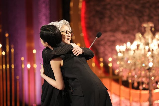 45年ぶり受賞の倍賞千恵子、河合優実とハグ！最優秀主演女優賞発表の瞬間：フォトギャラリー