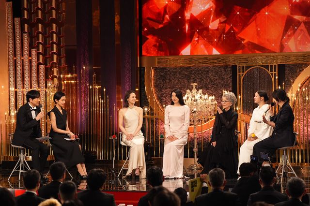 45年ぶり受賞の倍賞千恵子、河合優実とハグ！最優秀主演女優賞発表の瞬間（2枚目）
