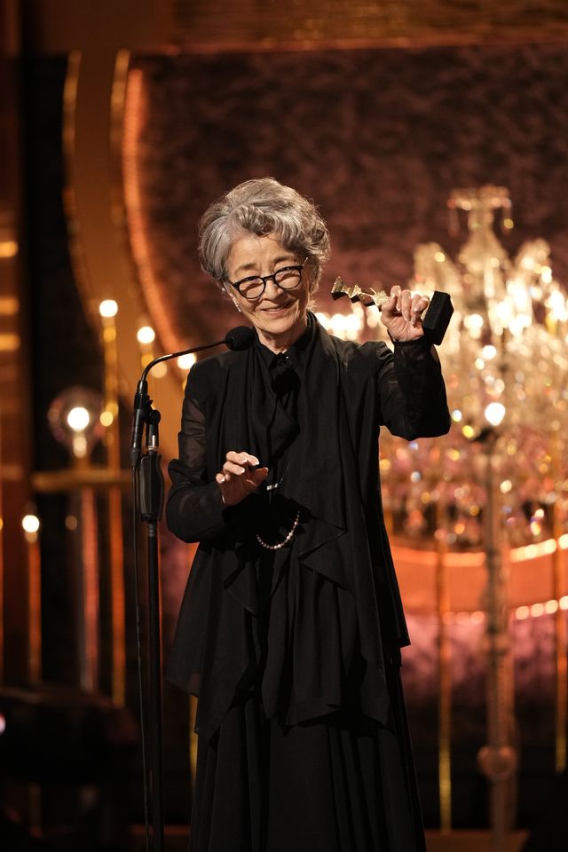 45年ぶり受賞の倍賞千恵子、河合優実とハグ！最優秀主演女優賞発表の瞬間（3枚目）