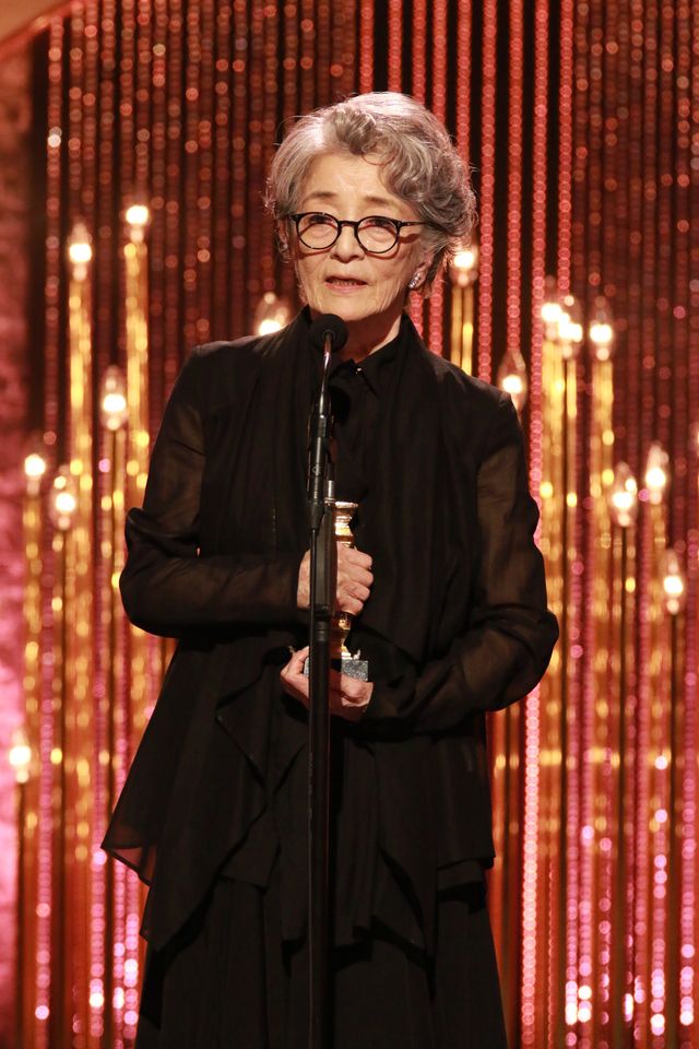 45年ぶり受賞の倍賞千恵子、河合優実とハグ！最優秀主演女優賞発表の瞬間（5枚目）